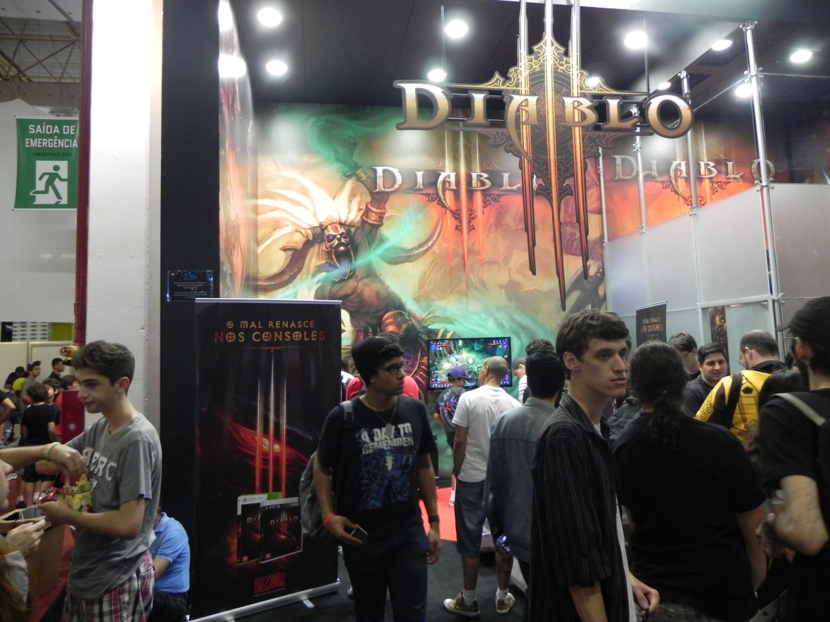 Jogadores testam o Diablo III no estande da Blizzard