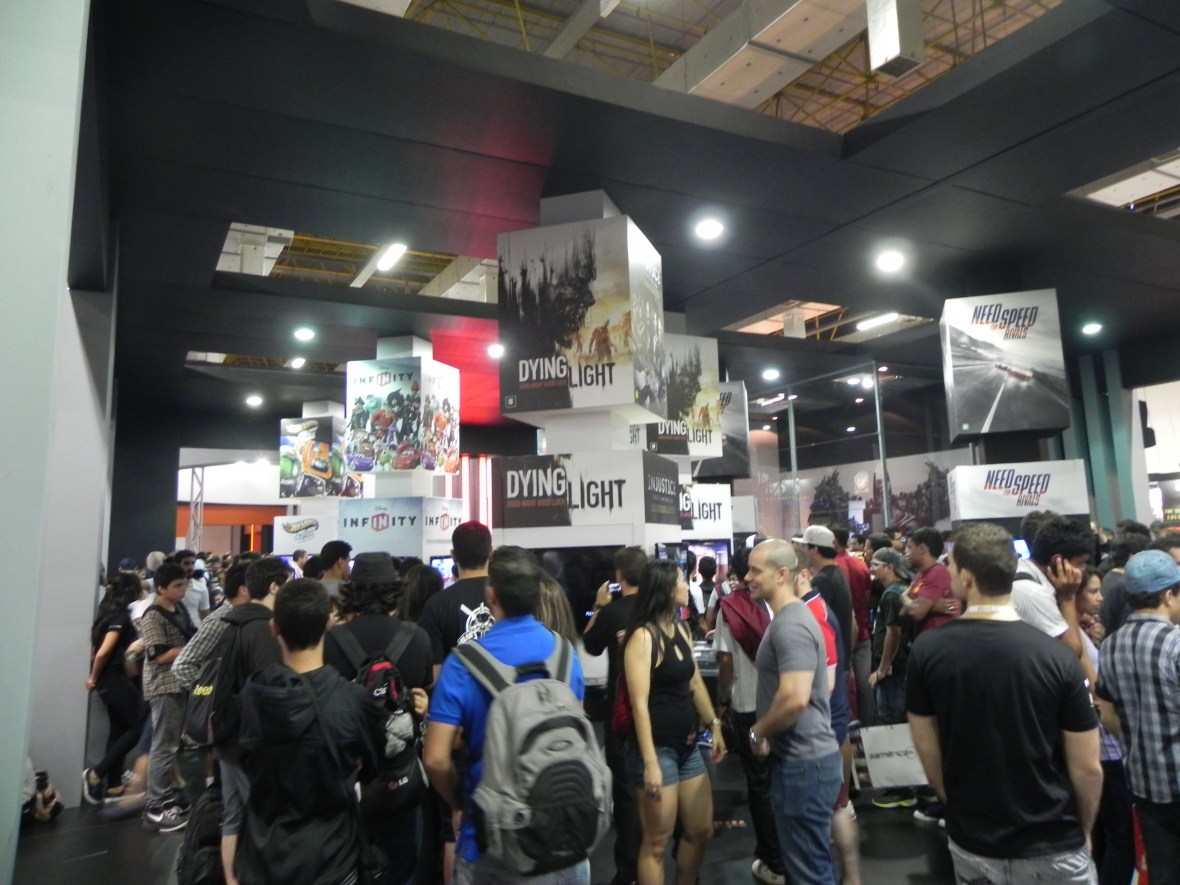 Estande da EA/Warner