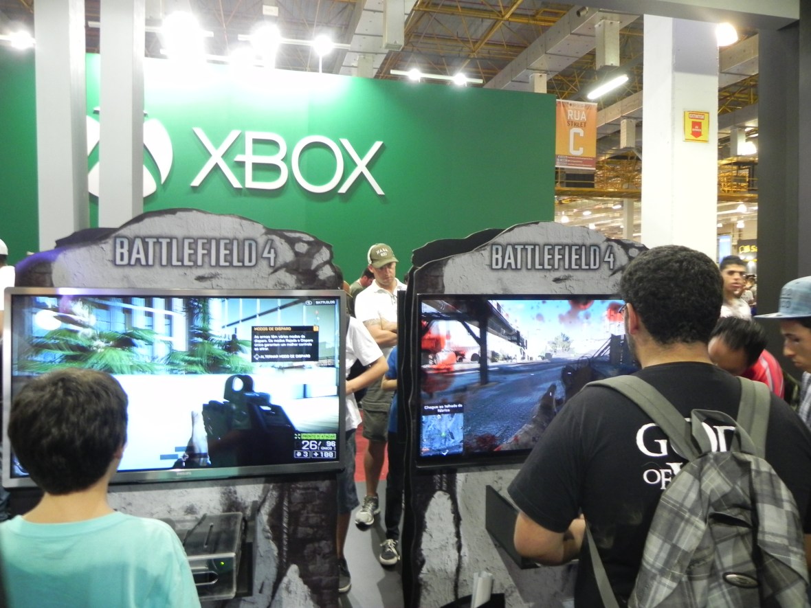 Visitantes testando o Battlefield 4 no estande da EA/Warner