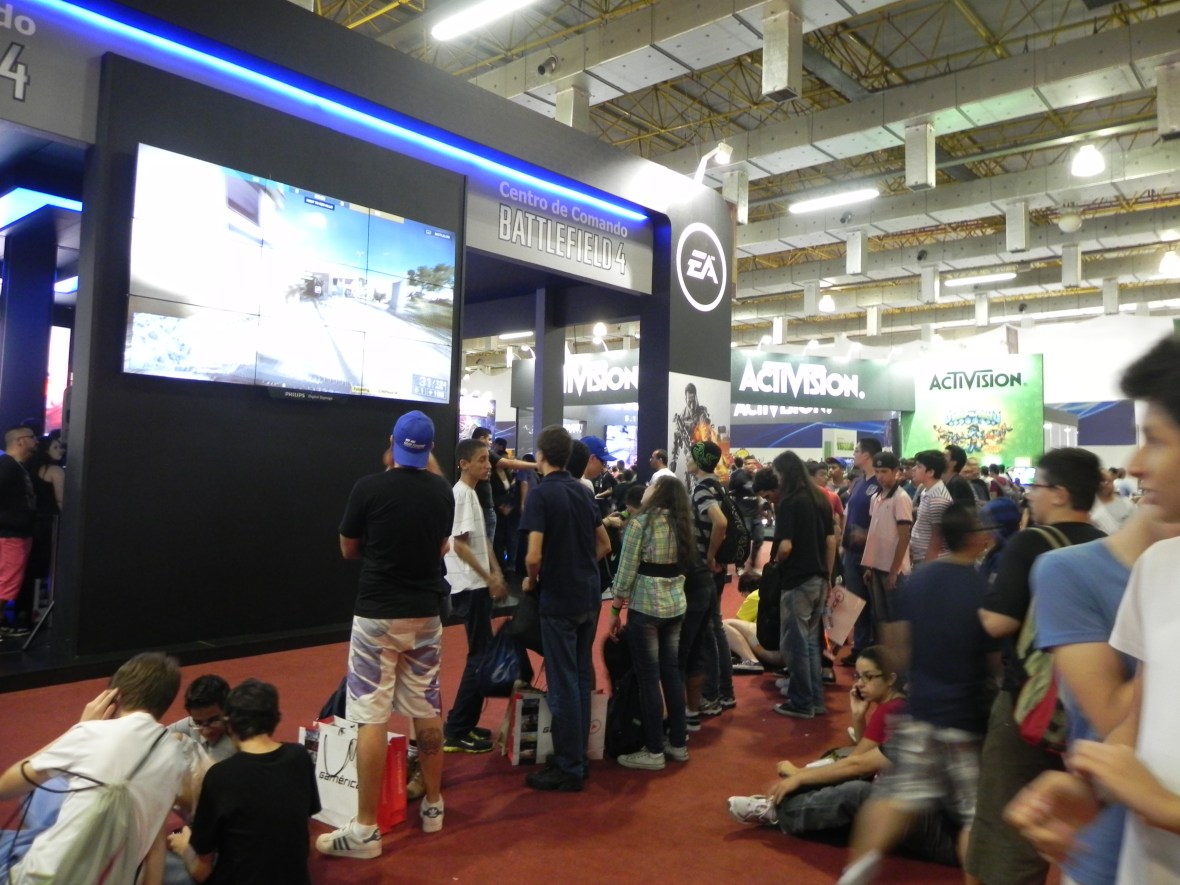 Visitantes testando o Battlefield 4 no "Centro de Comando" do estande da EA/Warner