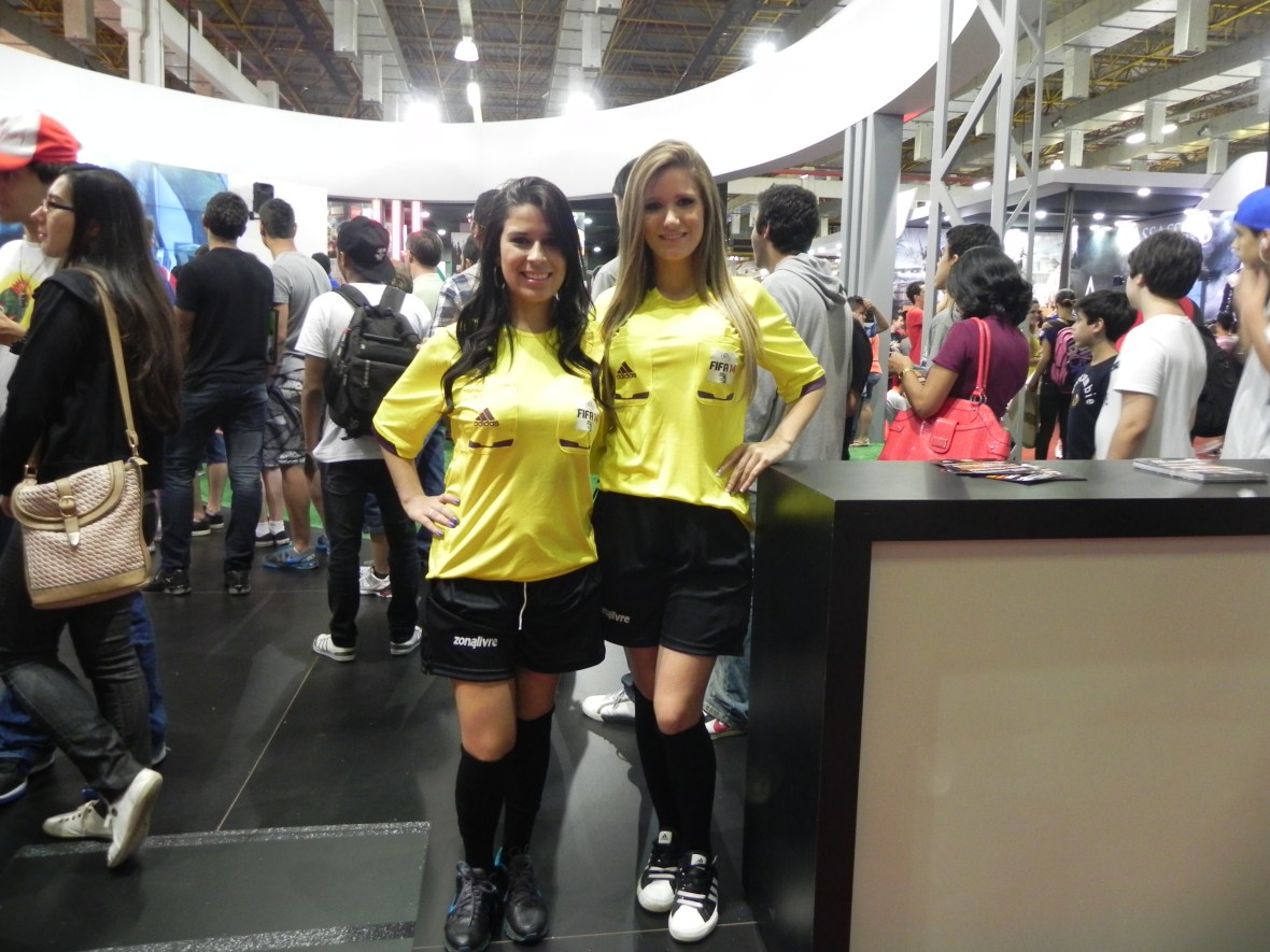 Booth Babes do FIFA 14 no estande da EA/Warner
