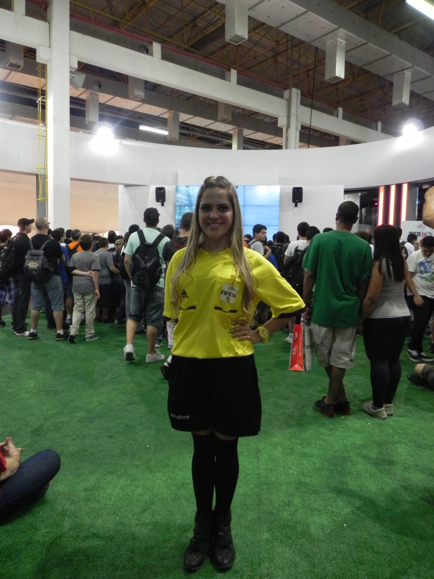 Booth Babe do FIFA 14 no estande da EA/Warner
