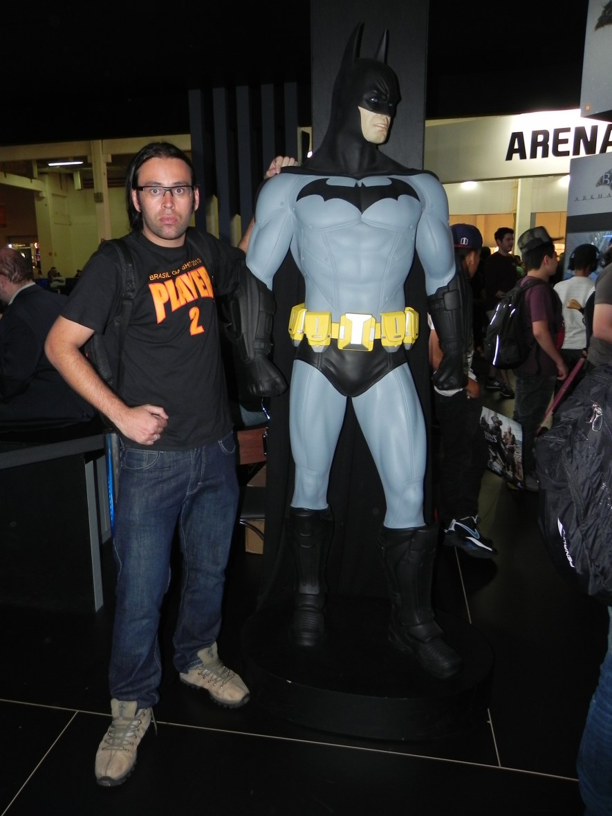 Brasil Game Show 2013 [BGS 2013] Fã ao lado da estátua de Batman no estande EA Warner
