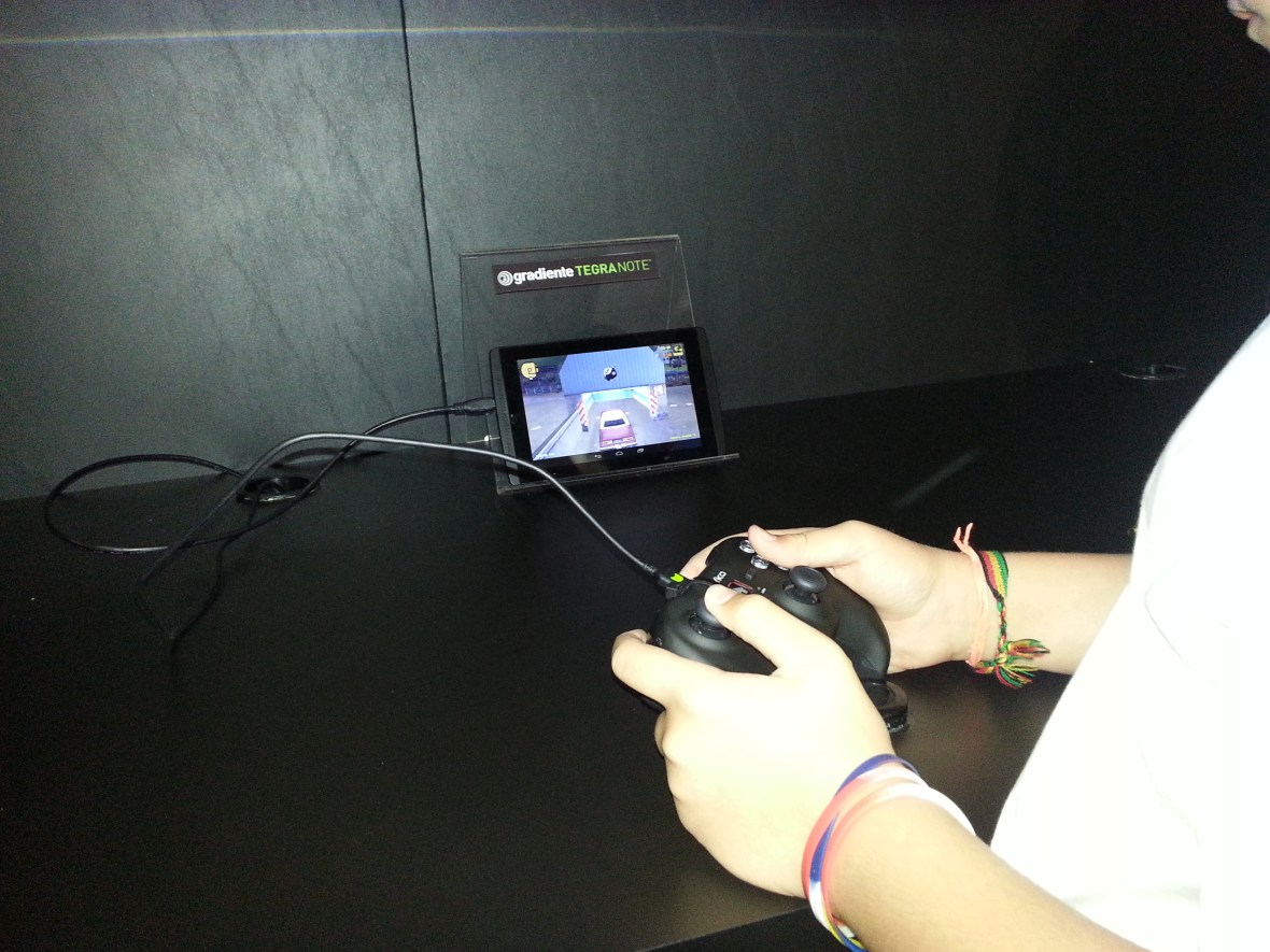 Gradiente Tegra Note rodando GTA III para Android com joystick