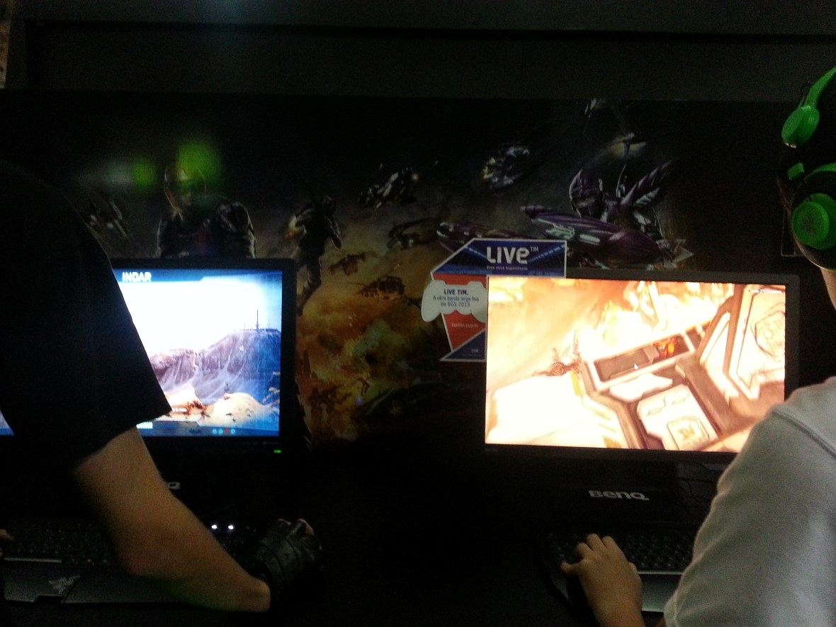 Jogadores experimentam os jogos no estande da Nvidia