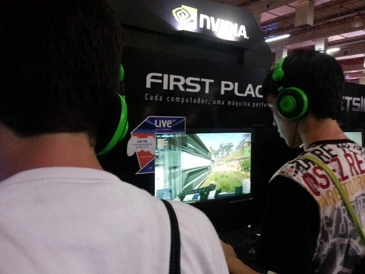 Jogadores experimentam os jogos no estande da Nvidia