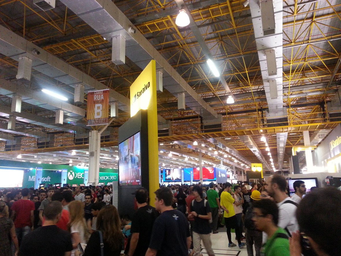 Público no estande Saraiva/Xbox One