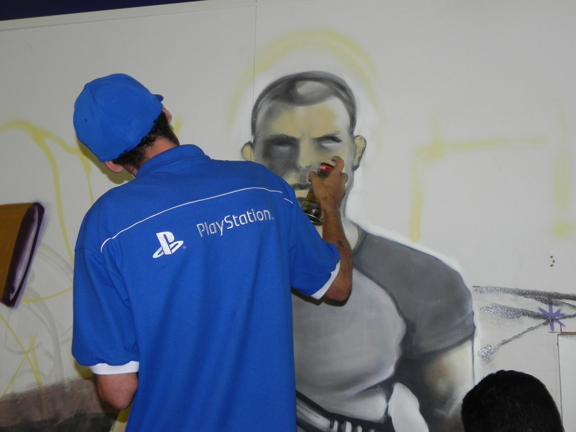Artista decorando o Mural da Sony PlayStation