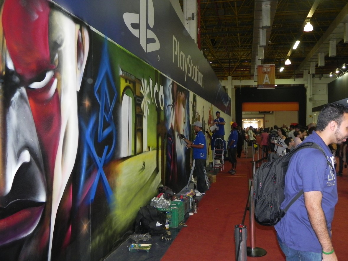 Artista decorando o Mural da Sony PlayStation