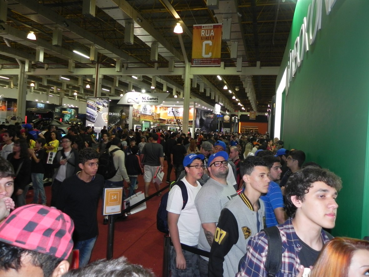 Filas para o estande Xbox One