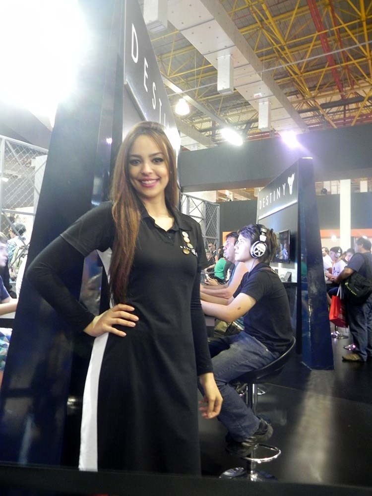 Booth_babe_gata_Activision_2015_BGS_2014