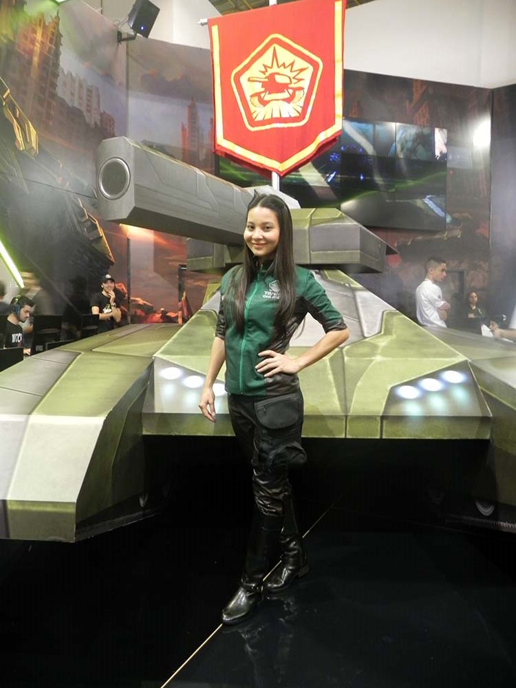 Booth_babe_gata_live_Tanki_Online_2015_BGS_2014