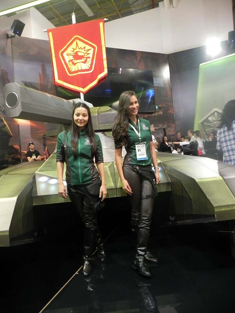 Booth_babe_gata_live_Tanki_Online_2015_BGS_2014