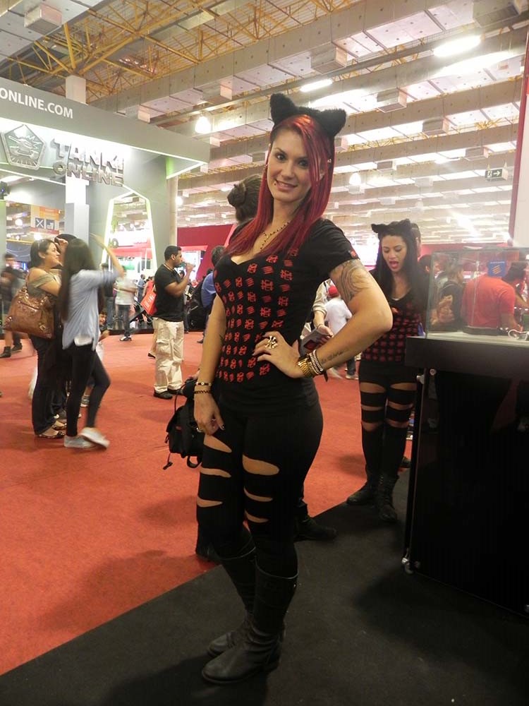 Booth_babe_gata_Mad_Catz_2015_BGS_2014