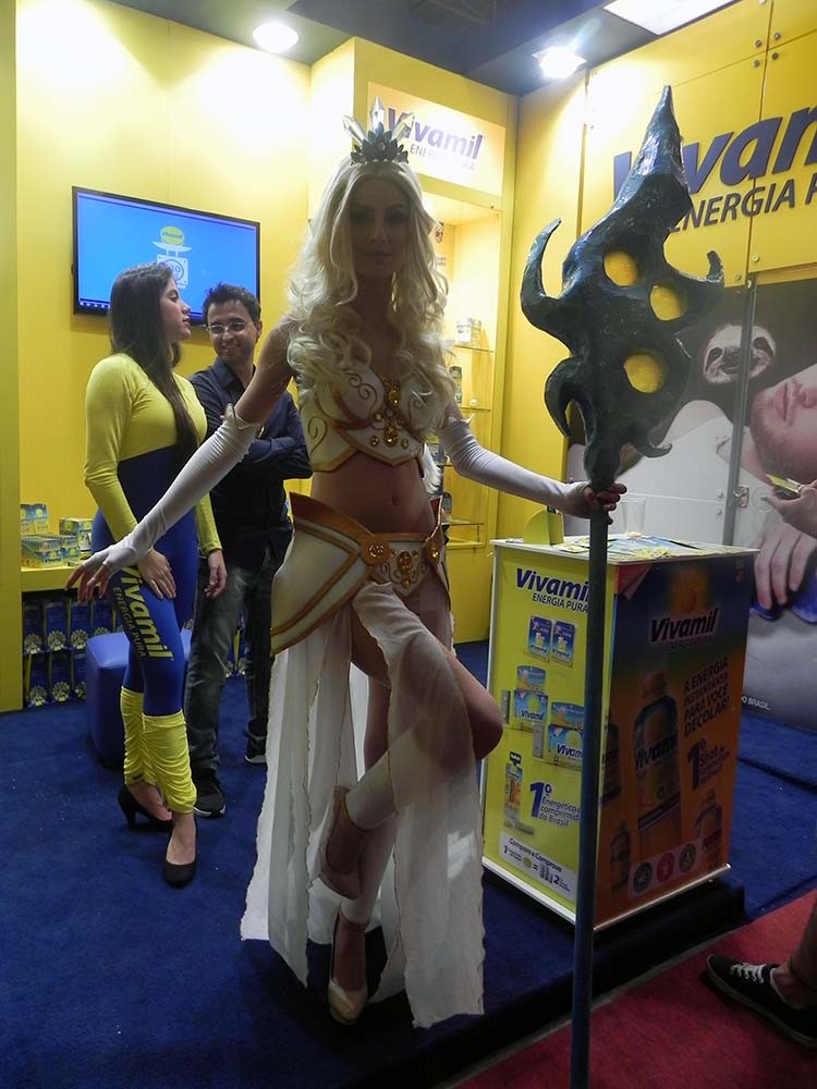 Booth_babe_gata_Mad_Catz_2015_BGS_2014